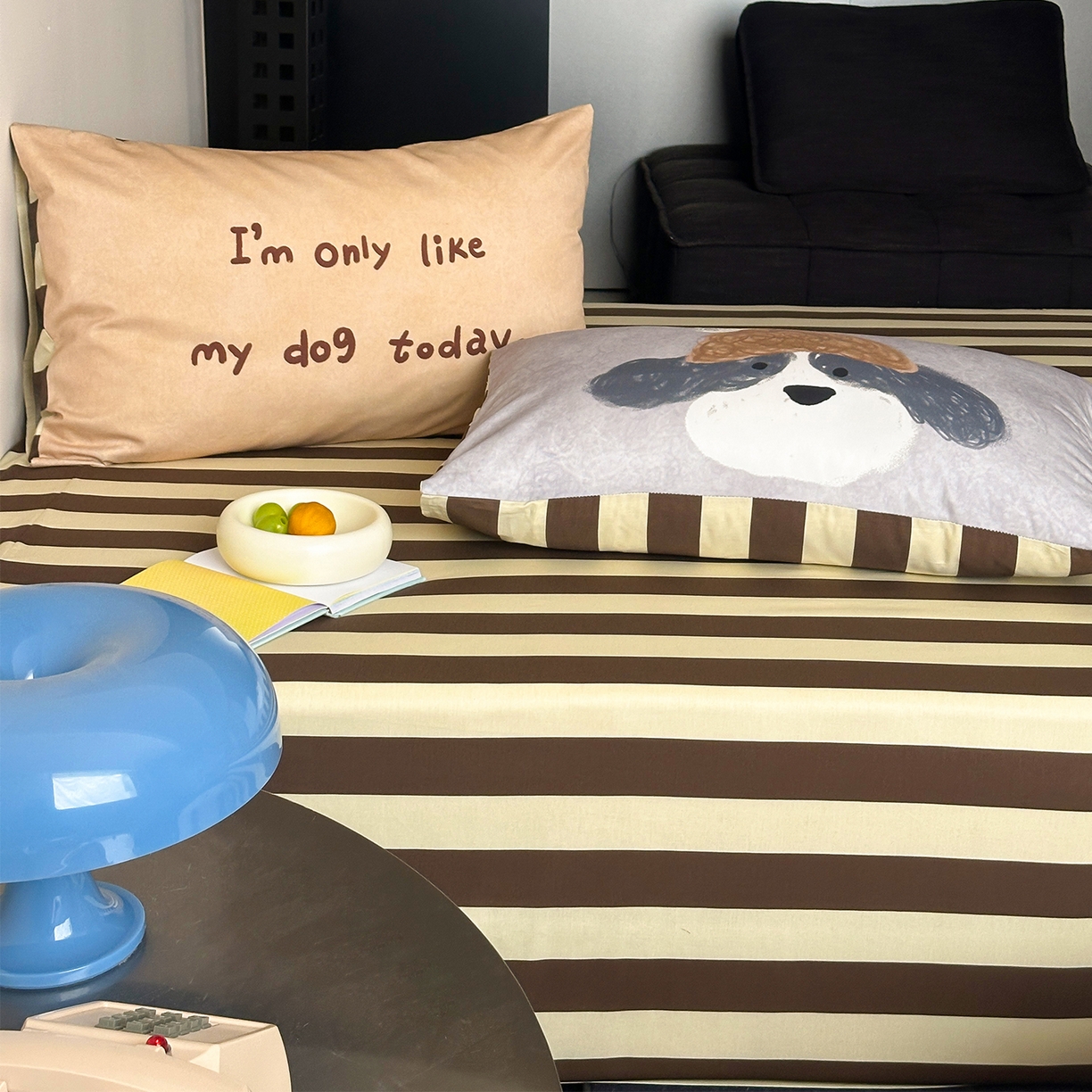 91家纺网 家纺一手货源 找家纺 桃子家居 2026新款A类全棉纯棉水洗简约混搭数码印花条纹星纹复古治愈卡通单品床单床笠系列 水洗棉单品床单-奶棕安睡狗