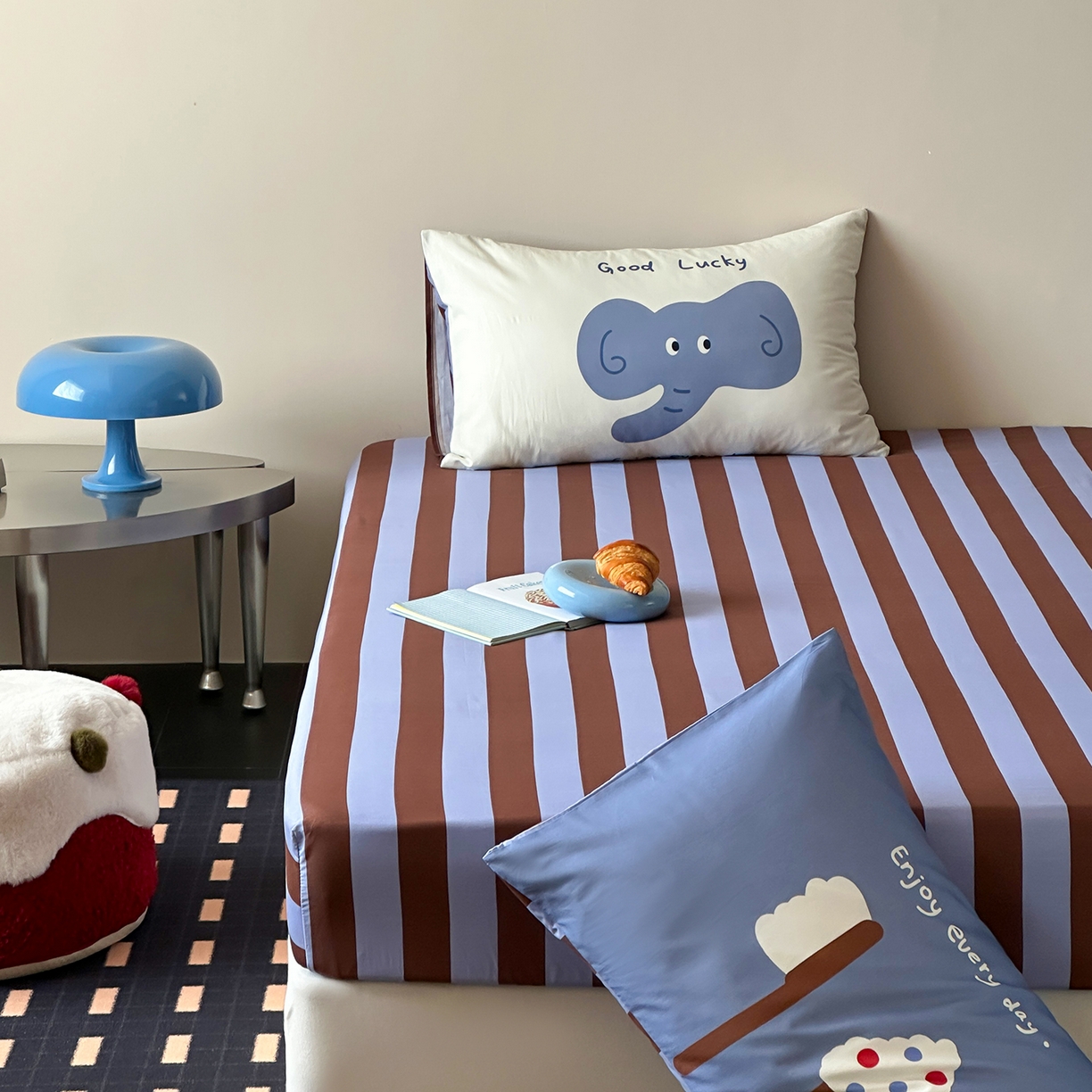 91家纺网 家纺一手货源 找家纺 桃子家居 2026新款A类全棉纯棉水洗简约混搭数码印花条纹星纹复古治愈卡通单品床单床笠系列 水洗棉单品床笠-蓝棕小甜象