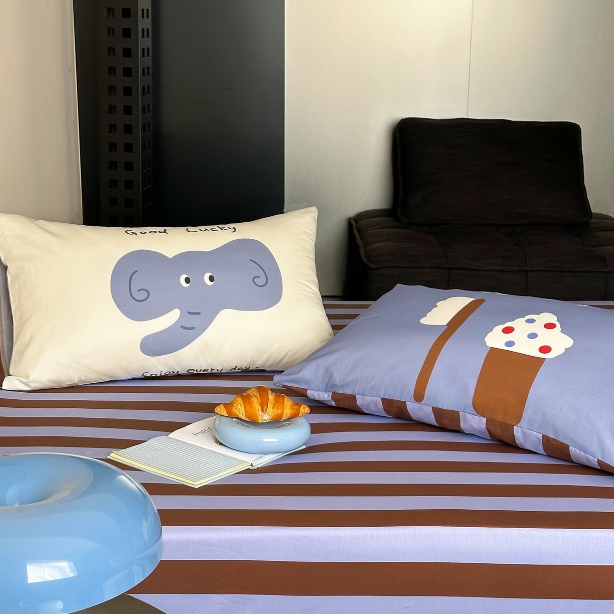 91家纺网 家纺一手货源 找家纺 桃子家居 2026新款A类全棉纯棉水洗简约混搭数码印花条纹星纹复古治愈卡通单品床单床笠系列 水洗棉单品床笠-蓝棕小甜象