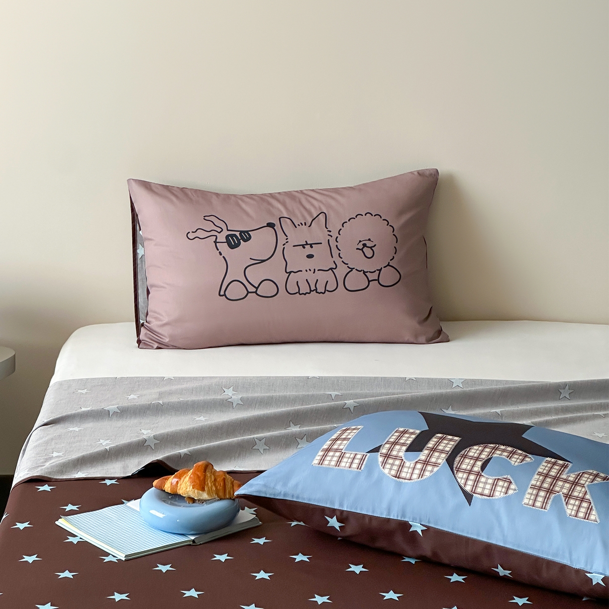 91家纺网 家纺一手货源 找家纺 桃子家居 2026新款A类全棉纯棉水洗简约混搭数码印花条纹星纹复古治愈卡通单品床单床笠系列 水洗棉单品床单-棕星汪星人