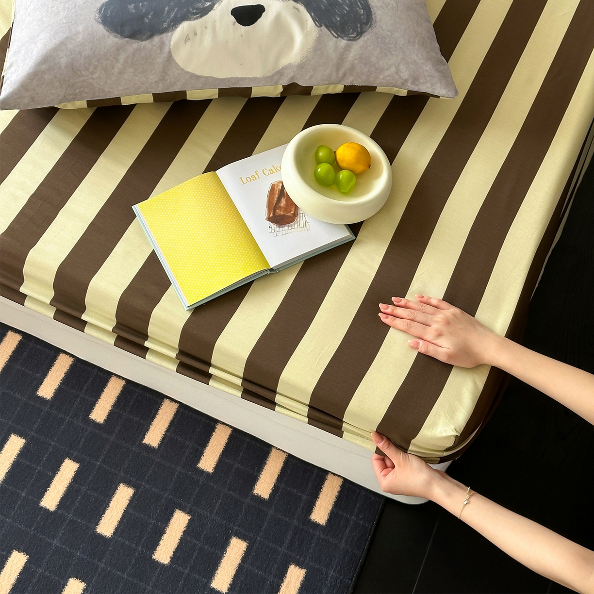 91家纺网 家纺一手货源 找家纺 桃子家居 2026新款A类全棉纯棉水洗简约混搭数码印花条纹星纹复古治愈卡通单品床单床笠系列 水洗棉单品床笠-奶棕安睡狗