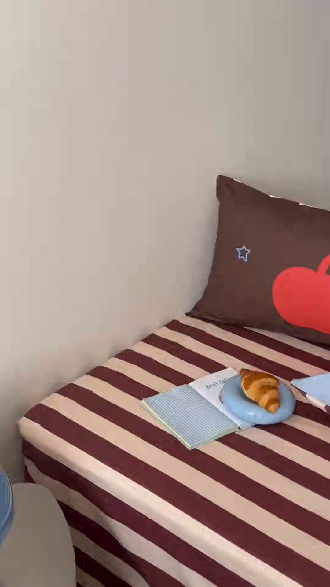 91家纺网 家纺一手货源 找家纺 桃子家居 2026新款A类全棉纯棉水洗简约混搭数码印花条纹星纹复古治愈卡通单品床单床笠系列 水洗棉单品床单-布朗苹果屋