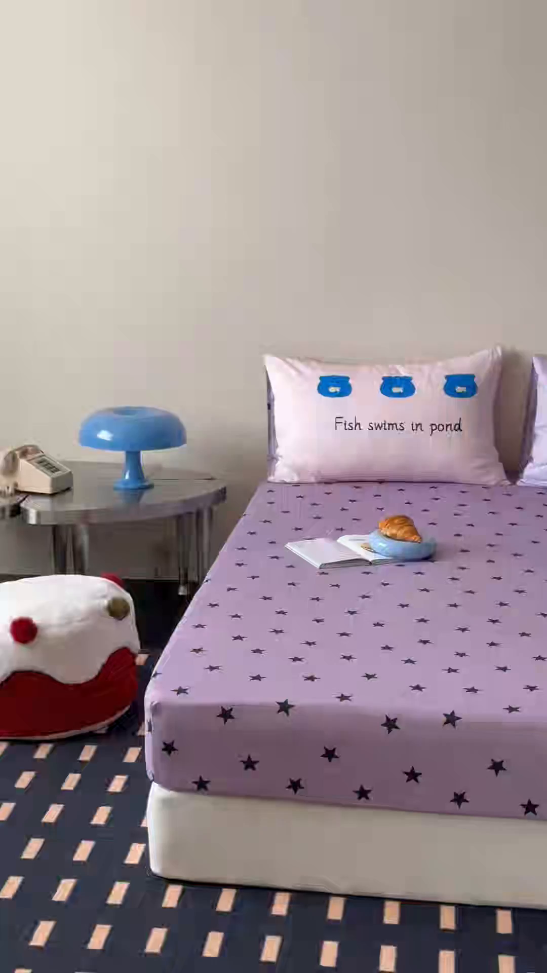 91家纺网 家纺一手货源 找家纺 桃子家居 2026新款A类全棉纯棉水洗简约混搭数码印花条纹星纹复古治愈卡通单品床单床笠系列 水洗棉单品床笠-紫星甜酷猫