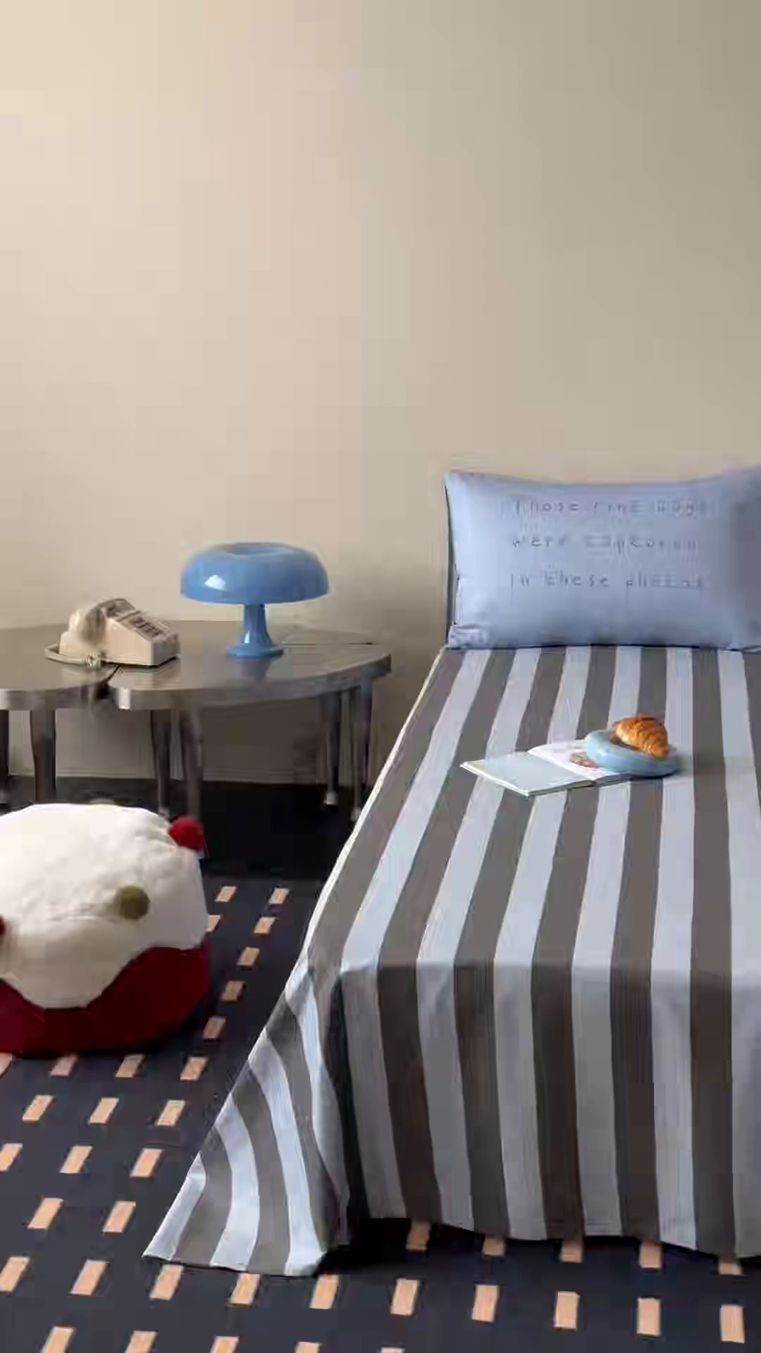 91家纺网 家纺一手货源 找家纺 桃子家居 2026新款A类全棉纯棉水洗简约混搭数码印花条纹星纹复古治愈卡通单品床单床笠系列 水洗棉单品床单-蓝灰时光熊