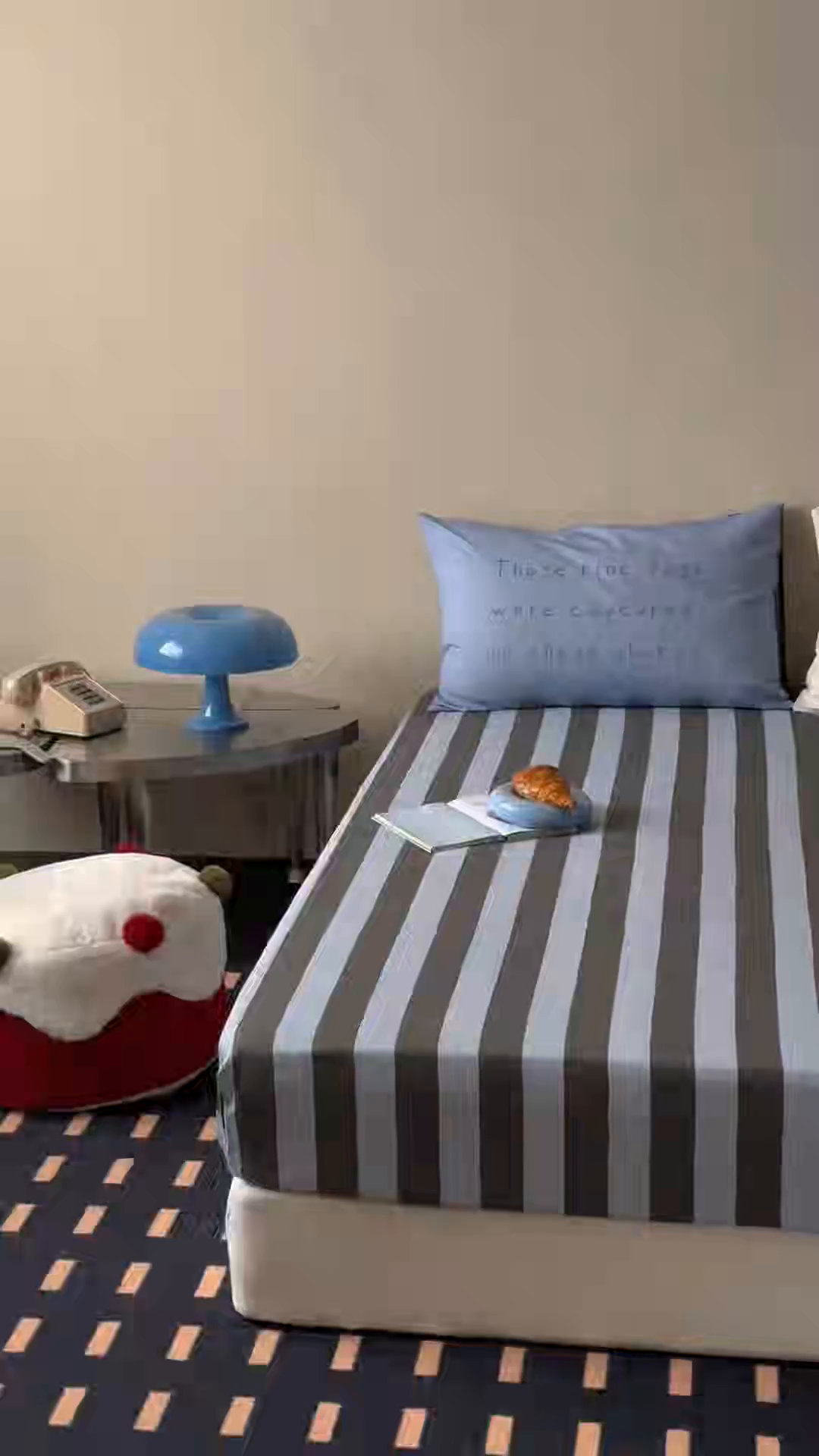 91家纺网 家纺一手货源 找家纺 桃子家居 2026新款A类全棉纯棉水洗简约混搭数码印花条纹星纹复古治愈卡通单品床单床笠系列 水洗棉单品床笠-蓝灰时光熊