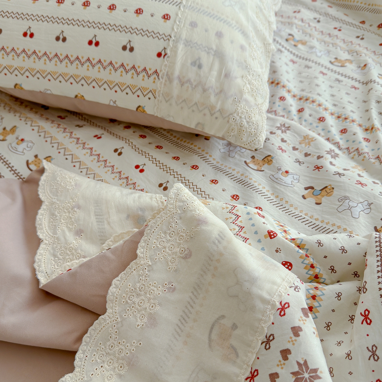 91家纺网 家纺一手货源 找家纺 竹合家纺 2026春夏新款古法水洗仿棉云感棉夏被四件套全棉花边印花夏凉被空调被 小马驹