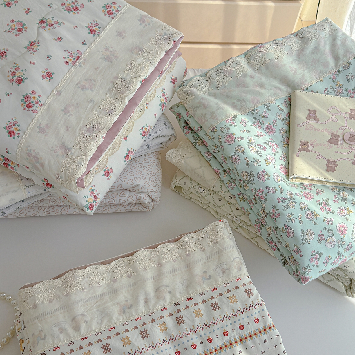 91家纺网 家纺一手货源 找家纺 竹合家纺 2026春夏新款古法水洗仿棉云感棉夏被四件套全棉花边印花夏凉被空调被 组合图