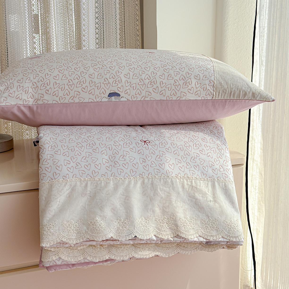 91家纺网 家纺一手货源 找家纺 竹合家纺 2026春夏新款古法水洗仿棉云感棉夏被四件套全棉花边印花夏凉被空调被 甜梦小狗