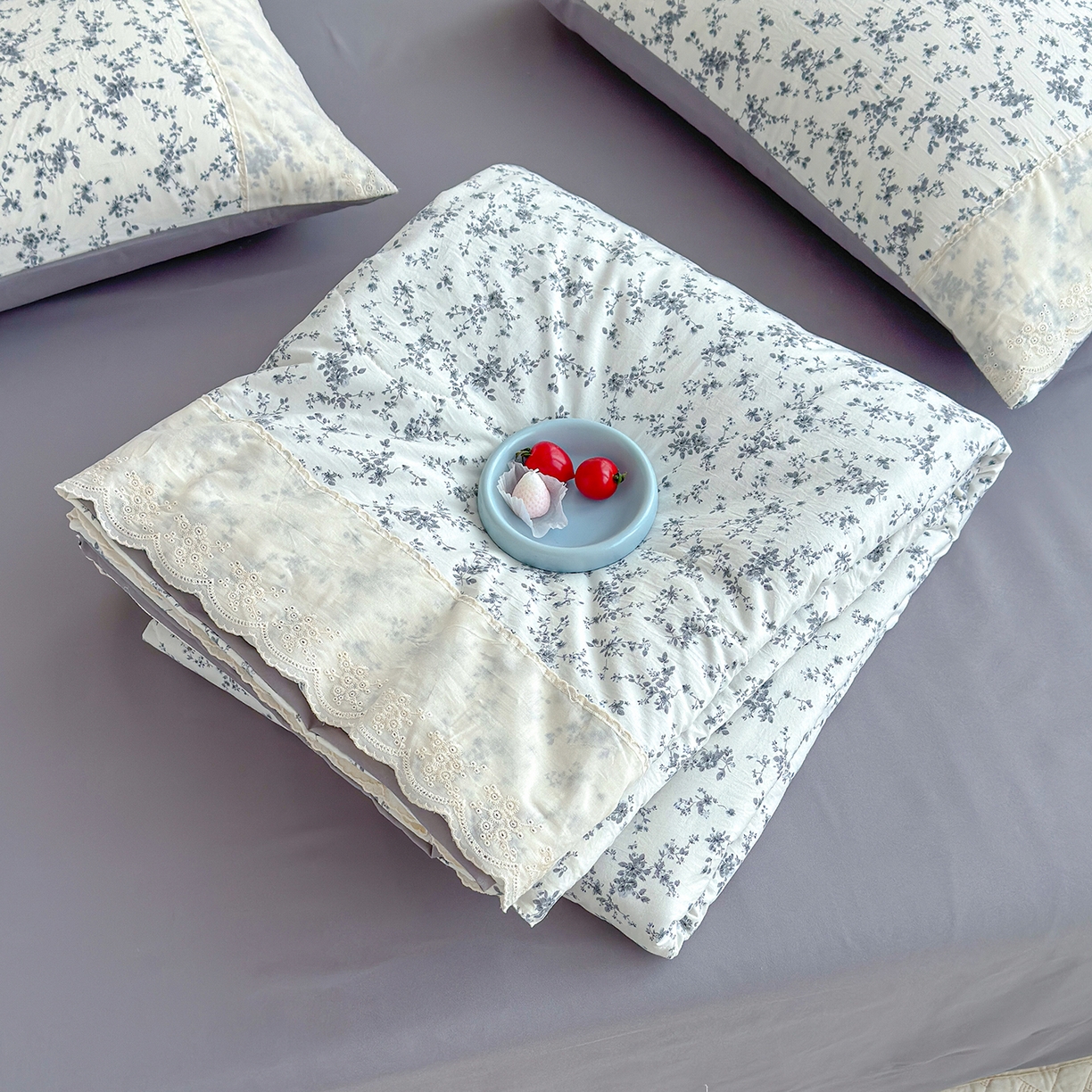 91家纺网 家纺一手货源 找家纺 竹合家纺 2026春夏新款古法水洗仿棉云感棉夏被四件套全棉花边印花夏凉被空调被 素羽