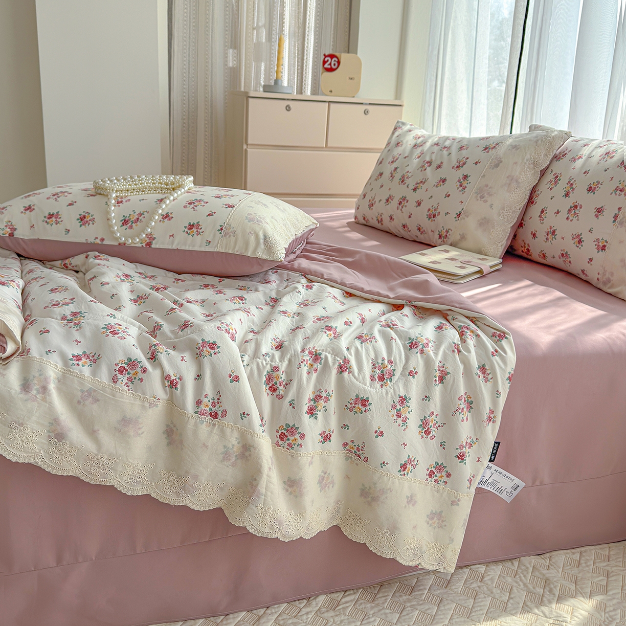 91家纺网 家纺一手货源 找家纺 竹合家纺 2026春夏新款古法水洗仿棉云感棉夏被四件套全棉花边印花夏凉被空调被 棠梨