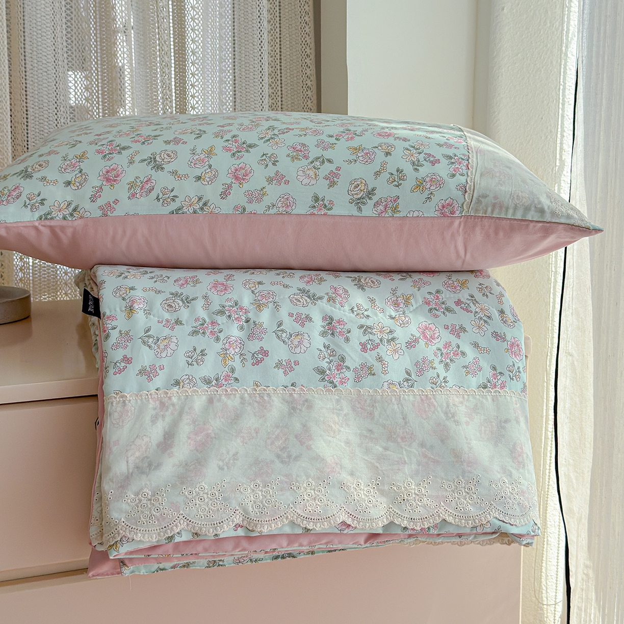 91家纺网 家纺一手货源 找家纺 竹合家纺 2026春夏新款古法水洗仿棉云感棉夏被四件套全棉花边印花夏凉被空调被 花畔