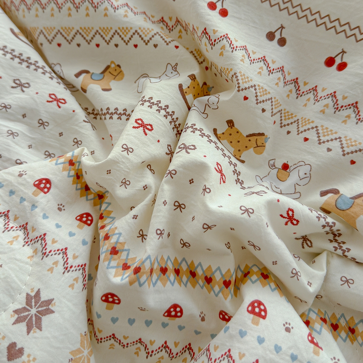 91家纺网 家纺一手货源 找家纺 竹合家纺 2026春夏新款古法水洗仿棉云感棉夏被四件套全棉花边印花夏凉被空调被 小马驹