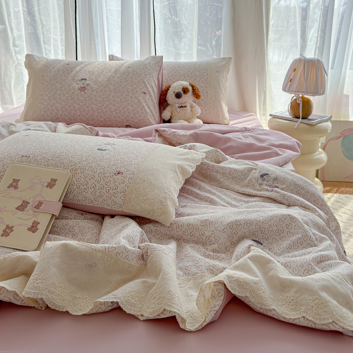 91家纺网 家纺一手货源 找家纺 竹合家纺 2026春夏新款古法水洗仿棉云感棉夏被四件套全棉花边印花夏凉被空调被 甜梦小狗