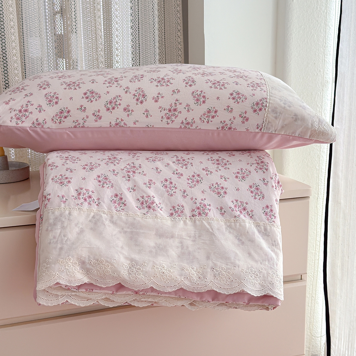 91家纺网 家纺一手货源 找家纺 竹合家纺 2026春夏新款古法水洗仿棉云感棉夏被四件套全棉花边印花夏凉被空调被 桃笺