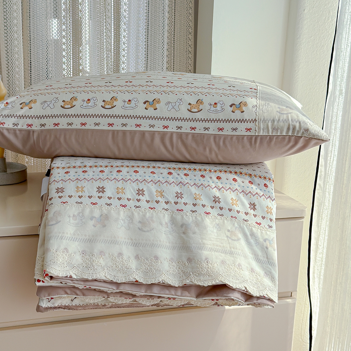 91家纺网 家纺一手货源 找家纺 竹合家纺 2026春夏新款古法水洗仿棉云感棉夏被四件套全棉花边印花夏凉被空调被 小马驹