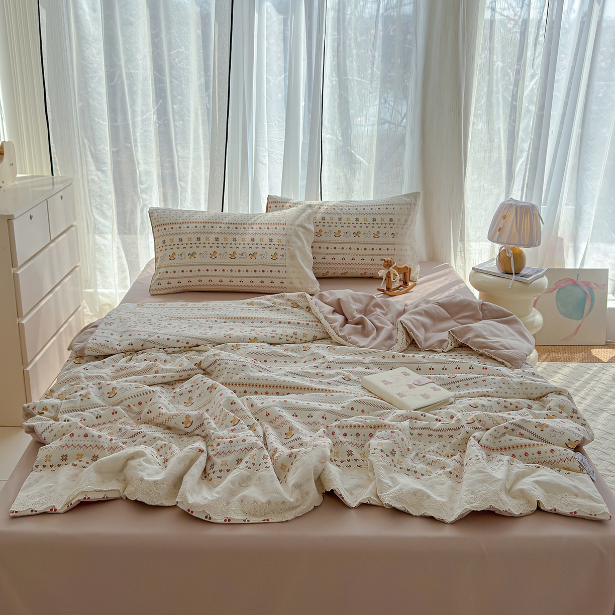 91家纺网 家纺一手货源 找家纺 竹合家纺 2026春夏新款古法水洗仿棉云感棉夏被四件套全棉花边印花夏凉被空调被 小马驹