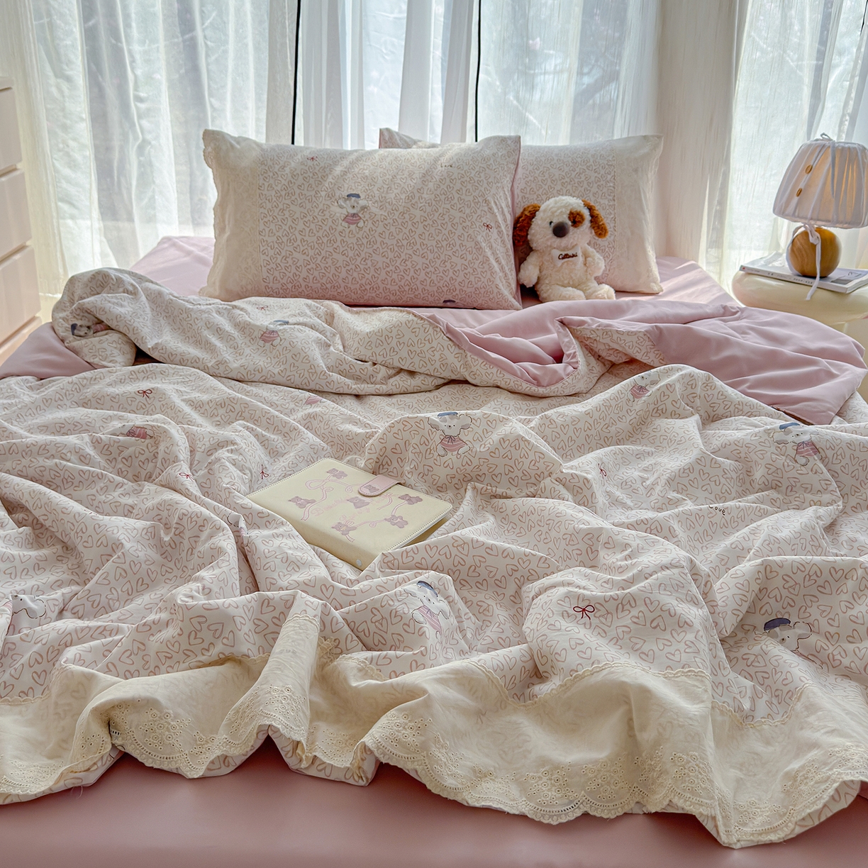 91家纺网 家纺一手货源 找家纺 竹合家纺 2026春夏新款古法水洗仿棉云感棉夏被四件套全棉花边印花夏凉被空调被 甜梦小狗