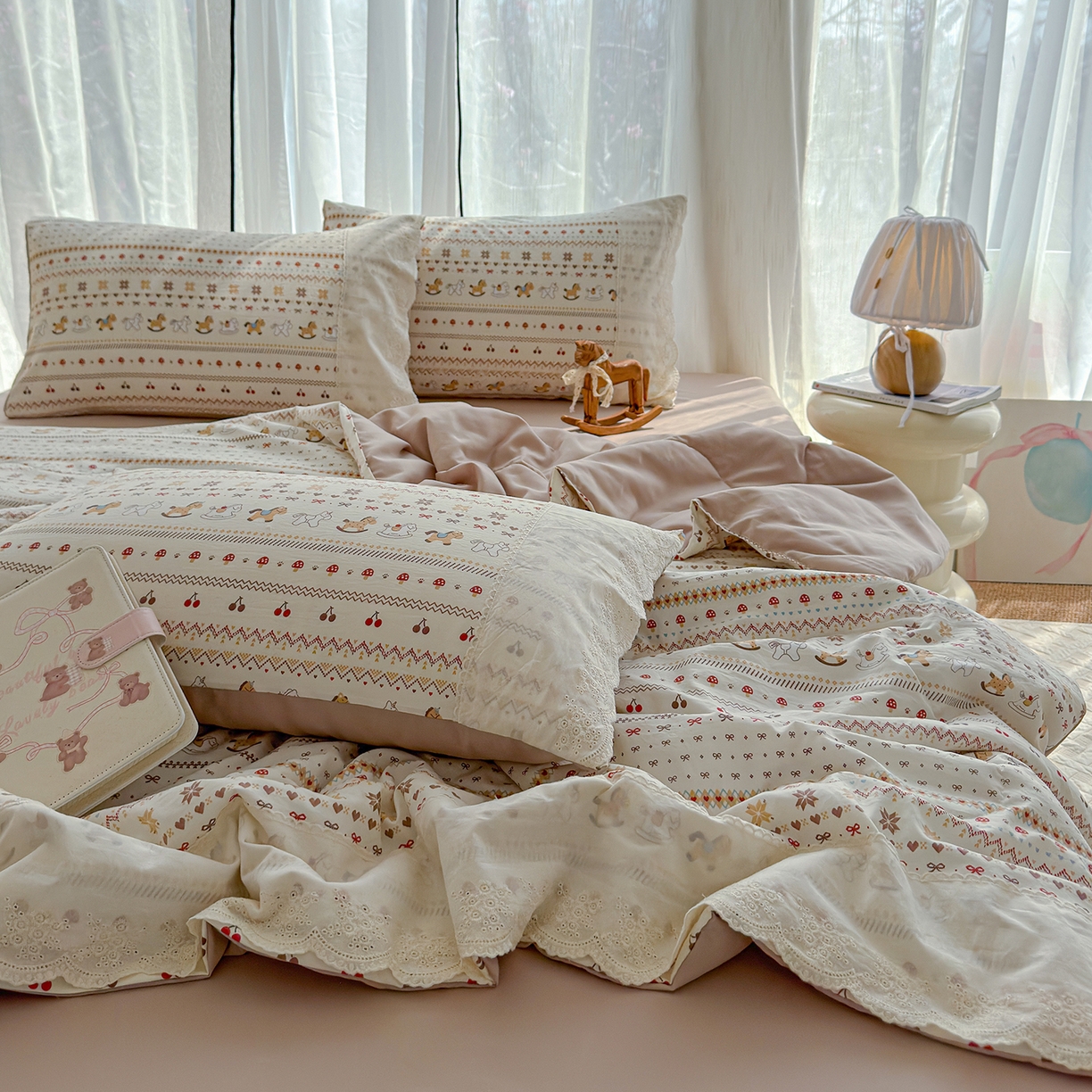 91家纺网 家纺一手货源 找家纺 竹合家纺 2026春夏新款古法水洗仿棉云感棉夏被四件套全棉花边印花夏凉被空调被 小马驹