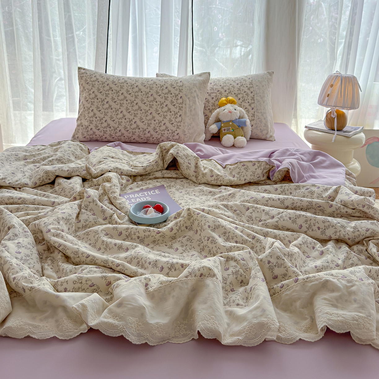 91家纺网 家纺一手货源 找家纺 竹合家纺 2026春夏新款古法水洗仿棉云感棉夏被四件套全棉花边印花夏凉被空调被 紫蝶