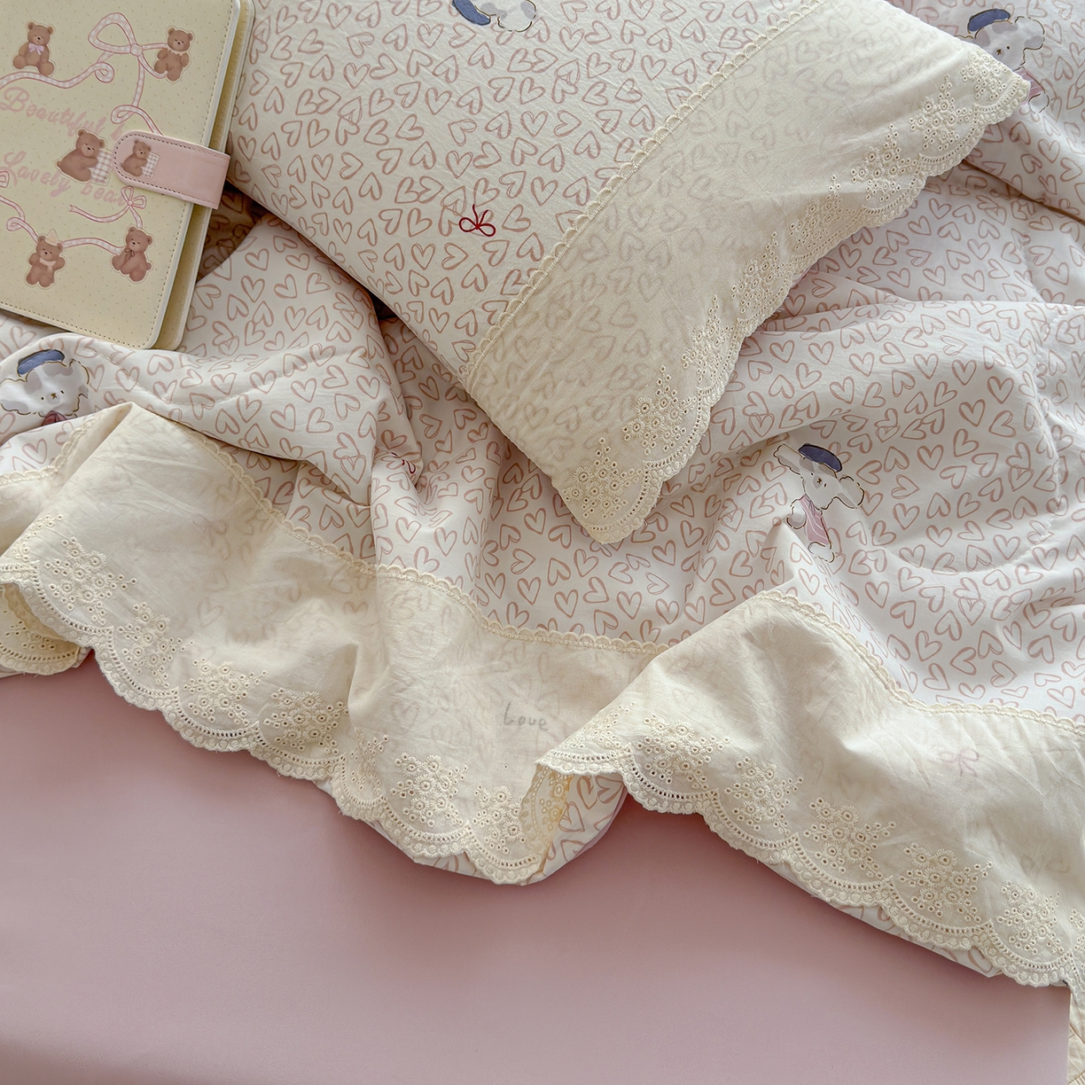 91家纺网 家纺一手货源 找家纺 竹合家纺 2026春夏新款古法水洗仿棉云感棉夏被四件套全棉花边印花夏凉被空调被 甜梦小狗