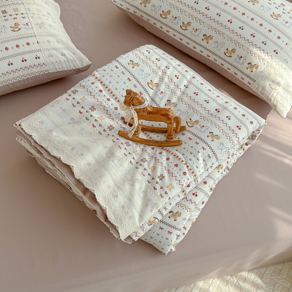 91家纺网 家纺一手货源 找家纺 竹合家纺 2026春夏新款古法水洗仿棉云感棉夏被四件套全棉花边印花夏凉被空调被 小马驹