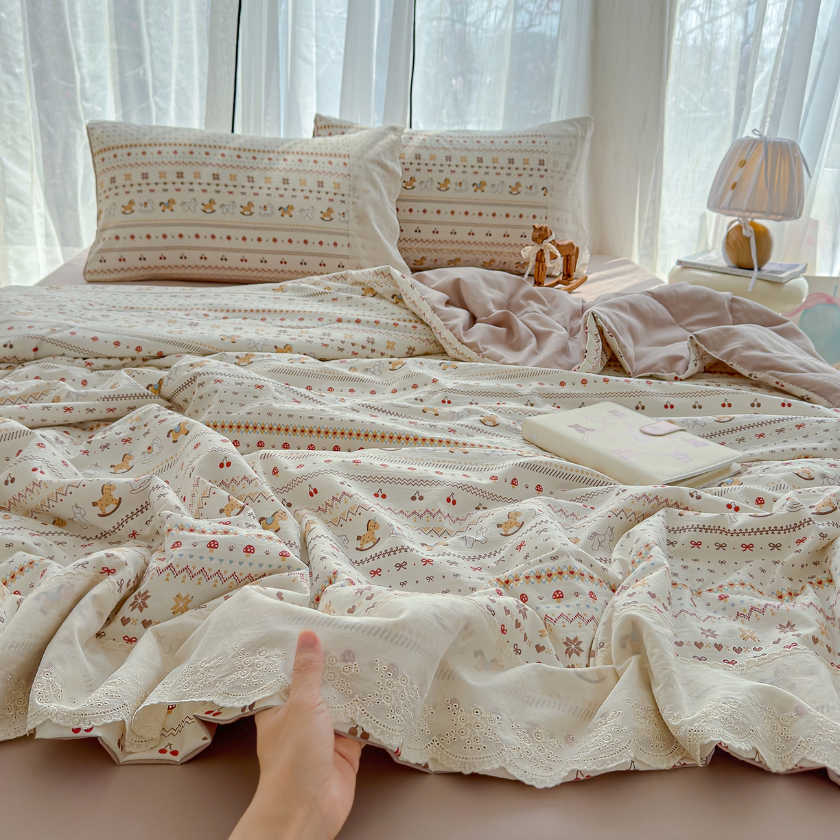 91家纺网 家纺一手货源 找家纺 竹合家纺 2026春夏新款古法水洗仿棉云感棉夏被四件套全棉花边印花夏凉被空调被 小马驹