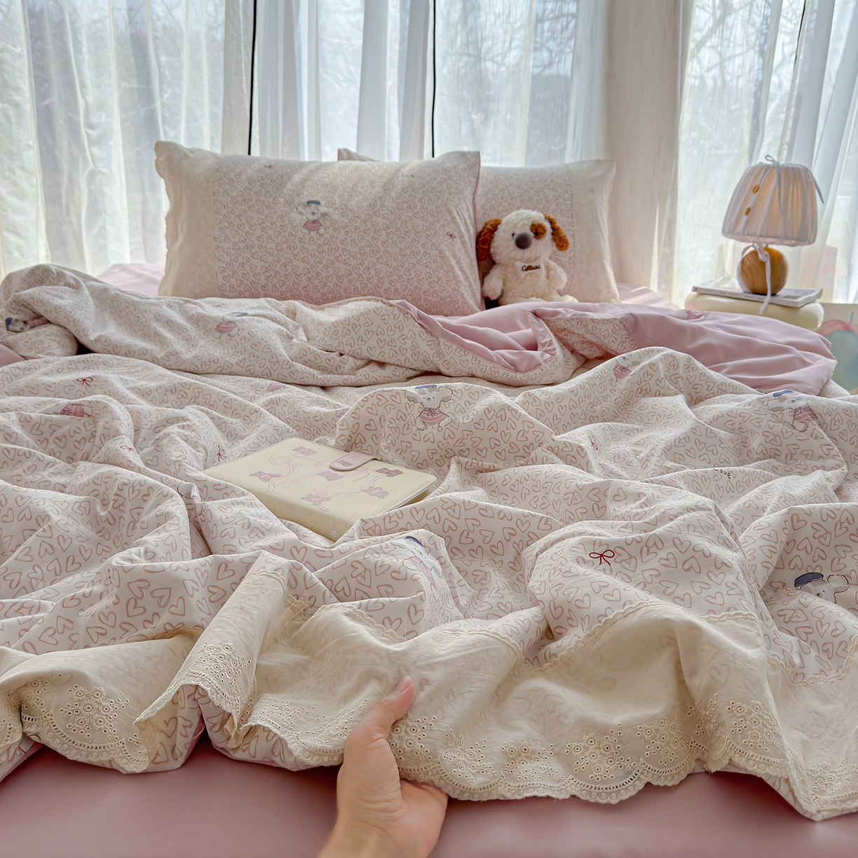 91家纺网 家纺一手货源 找家纺 竹合家纺 2026春夏新款古法水洗仿棉云感棉夏被四件套全棉花边印花夏凉被空调被 甜梦小狗