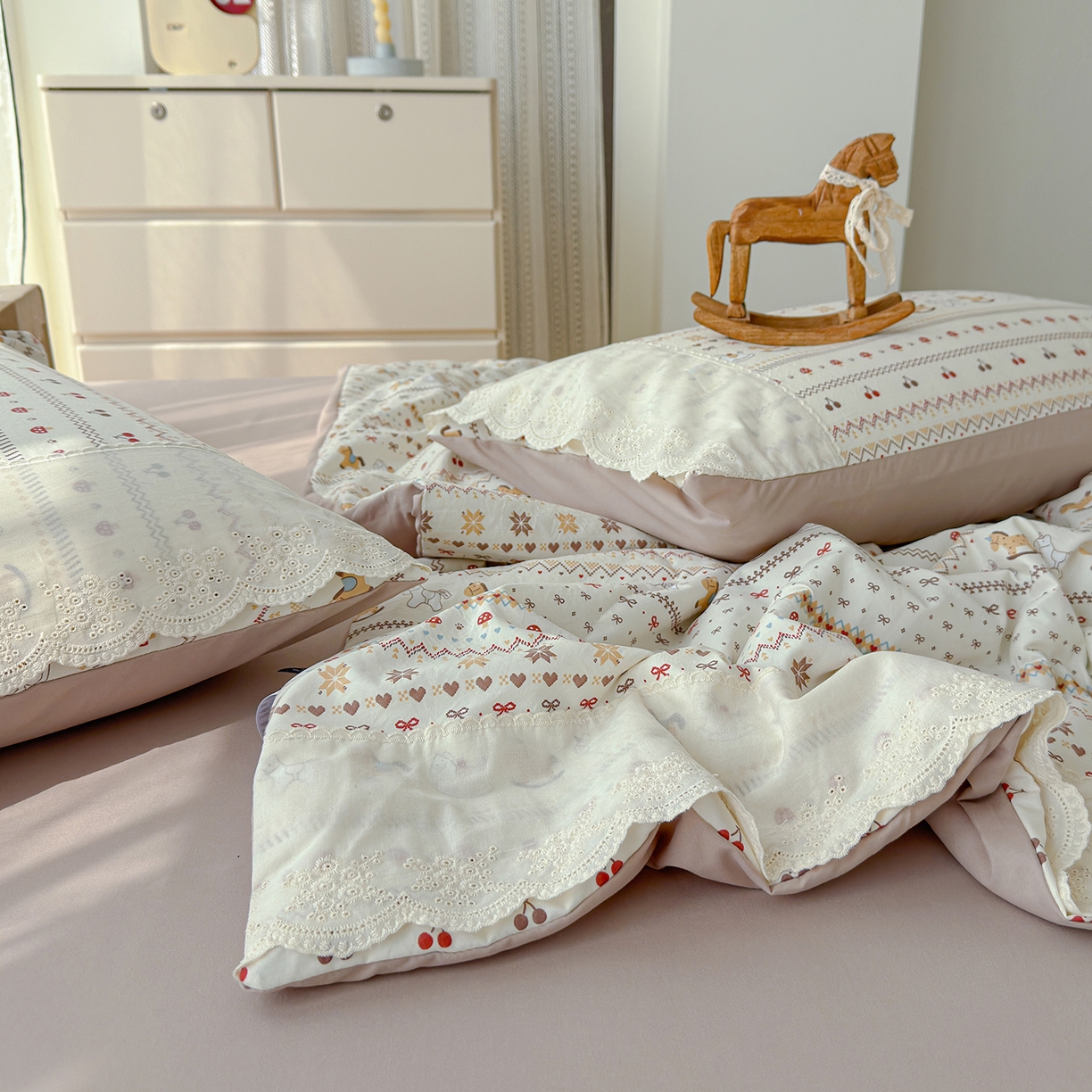 91家纺网 家纺一手货源 找家纺 竹合家纺 2026春夏新款古法水洗仿棉云感棉夏被四件套全棉花边印花夏凉被空调被 小马驹