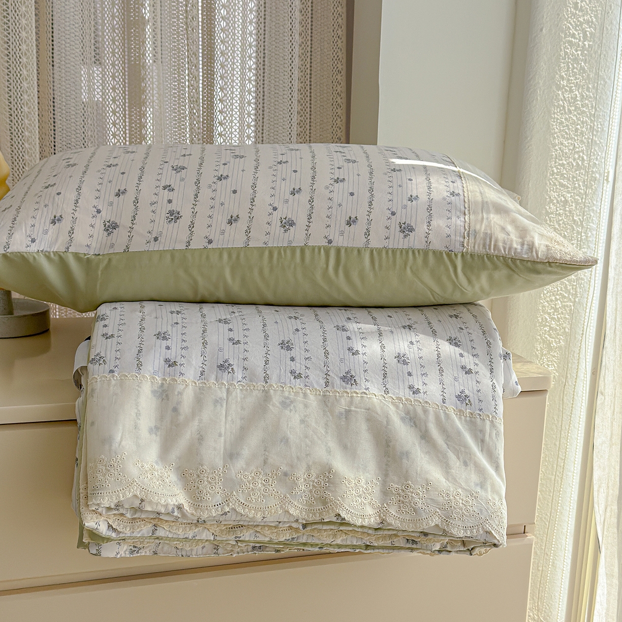 91家纺网 家纺一手货源 找家纺 竹合家纺 2026春夏新款古法水洗仿棉云感棉夏被四件套全棉花边印花夏凉被空调被 蓝花楹