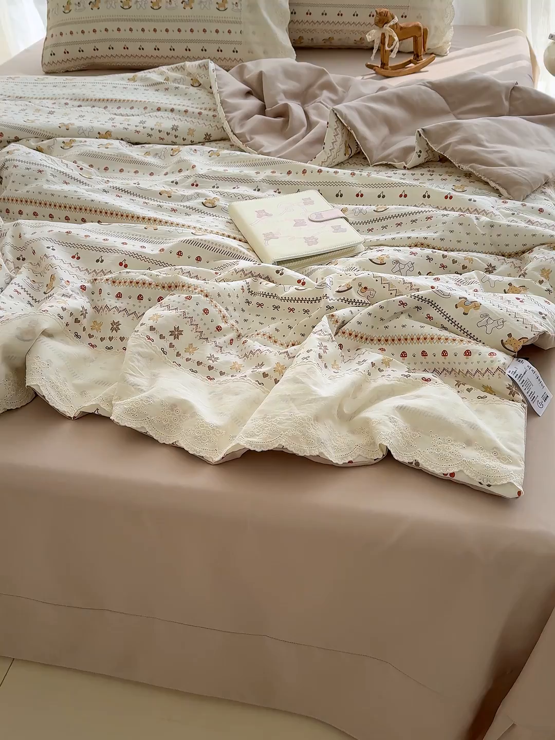 91家纺网 家纺一手货源 找家纺 竹合家纺 2026春夏新款古法水洗仿棉云感棉夏被四件套全棉花边印花夏凉被空调被 小马驹