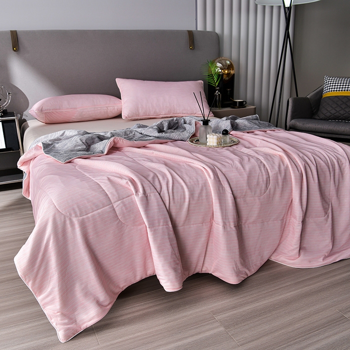 91家纺网 家纺一手货源 找家纺 库里梦家纺 2026新款凉感条纹针织冰淇淋空调被夏被夏凉被 桃粉