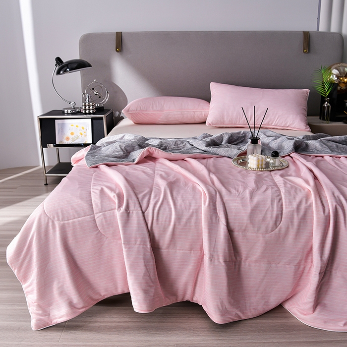 91家纺网 家纺一手货源 找家纺 库里梦家纺 2026新款凉感条纹针织冰淇淋空调被夏被夏凉被 桃粉