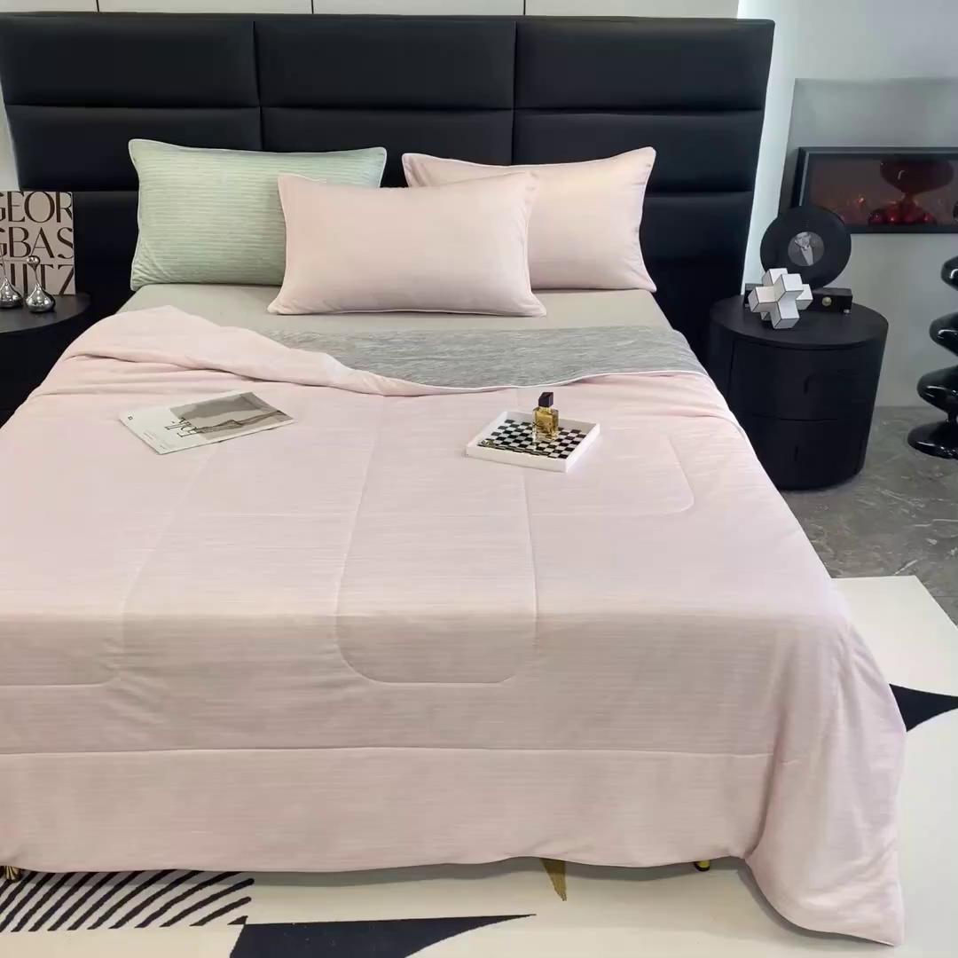 91家纺网 家纺一手货源 找家纺 库里梦家纺 2026新款凉感条纹针织冰淇淋空调被夏被夏凉被 桃粉