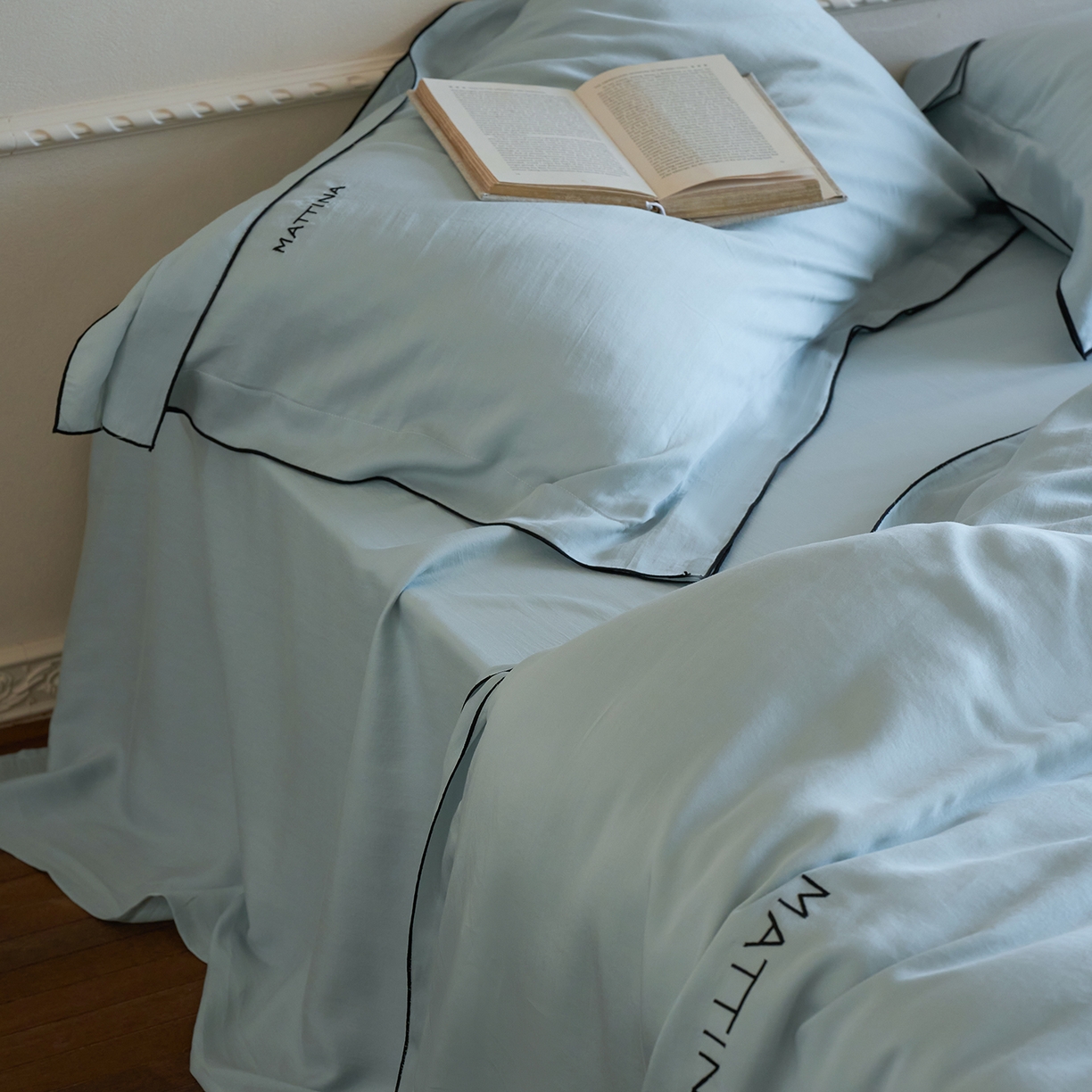 91家纺网 家纺一手货源 找家纺 时亿家居 2026新款砂洗水洗兰精天丝四件套-奶芙系列 奶芙-晴山蓝