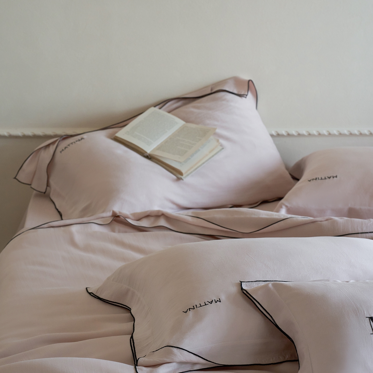 91家纺网 家纺一手货源 找家纺 时亿家居 2026新款砂洗水洗兰精天丝四件套-奶芙系列 奶芙-慵懒粉