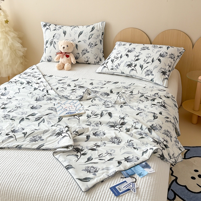 91家纺网 家纺一手货源 找家纺 CINNY馨宜 2026新款小冰皮氨纶凉感夏被空调被 花间旧事