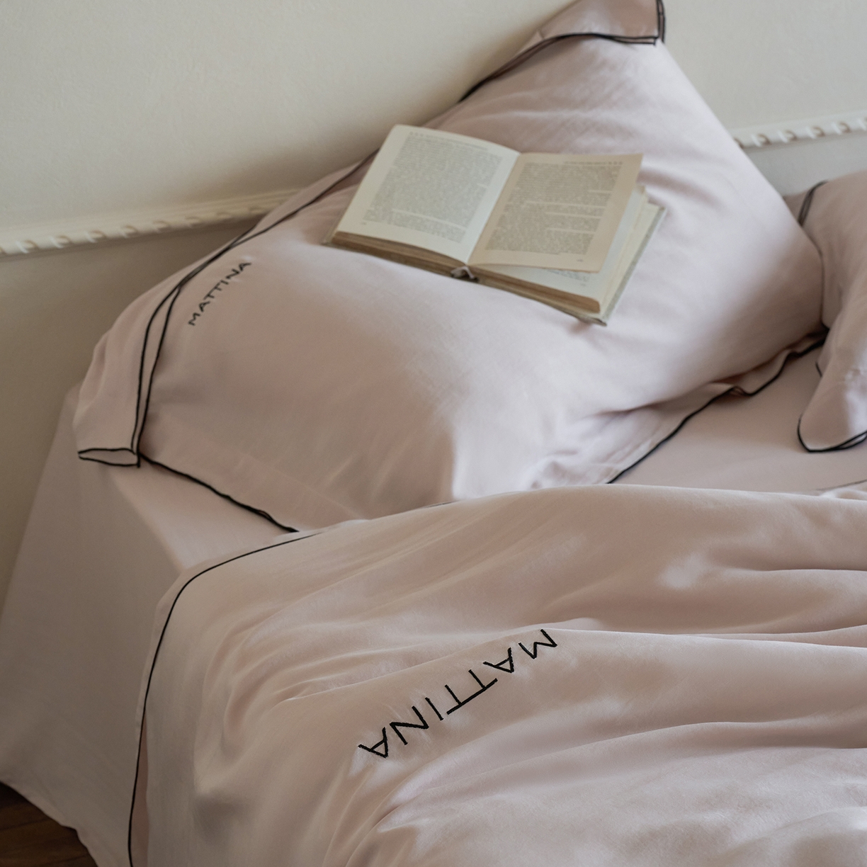 91家纺网 家纺一手货源 找家纺 时亿家居 2026新款砂洗水洗兰精天丝四件套-奶芙系列 奶芙-慵懒粉