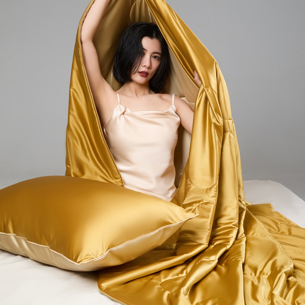 91家纺网 家纺一手货源 找家纺 CINNY馨宜 2026新款水光锦氨凉感夏被空调被夏凉被 帝王黄