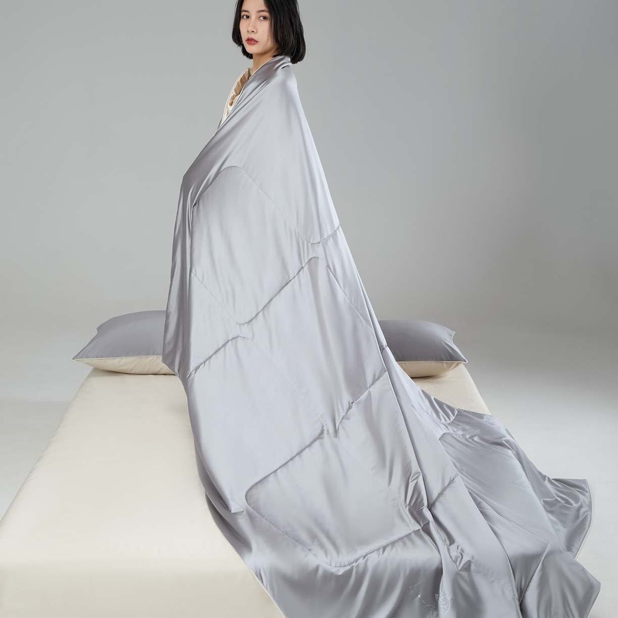 91家纺网 家纺一手货源 找家纺 CINNY馨宜 2026新款水光锦氨凉感夏被空调被夏凉被 西风灰