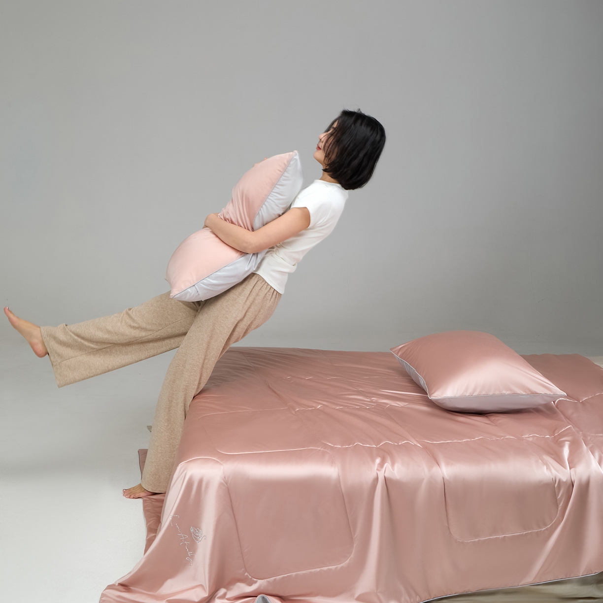 91家纺网 家纺一手货源 找家纺 CINNY馨宜 2026新款水光锦氨凉感夏被空调被夏凉被 山樱粉