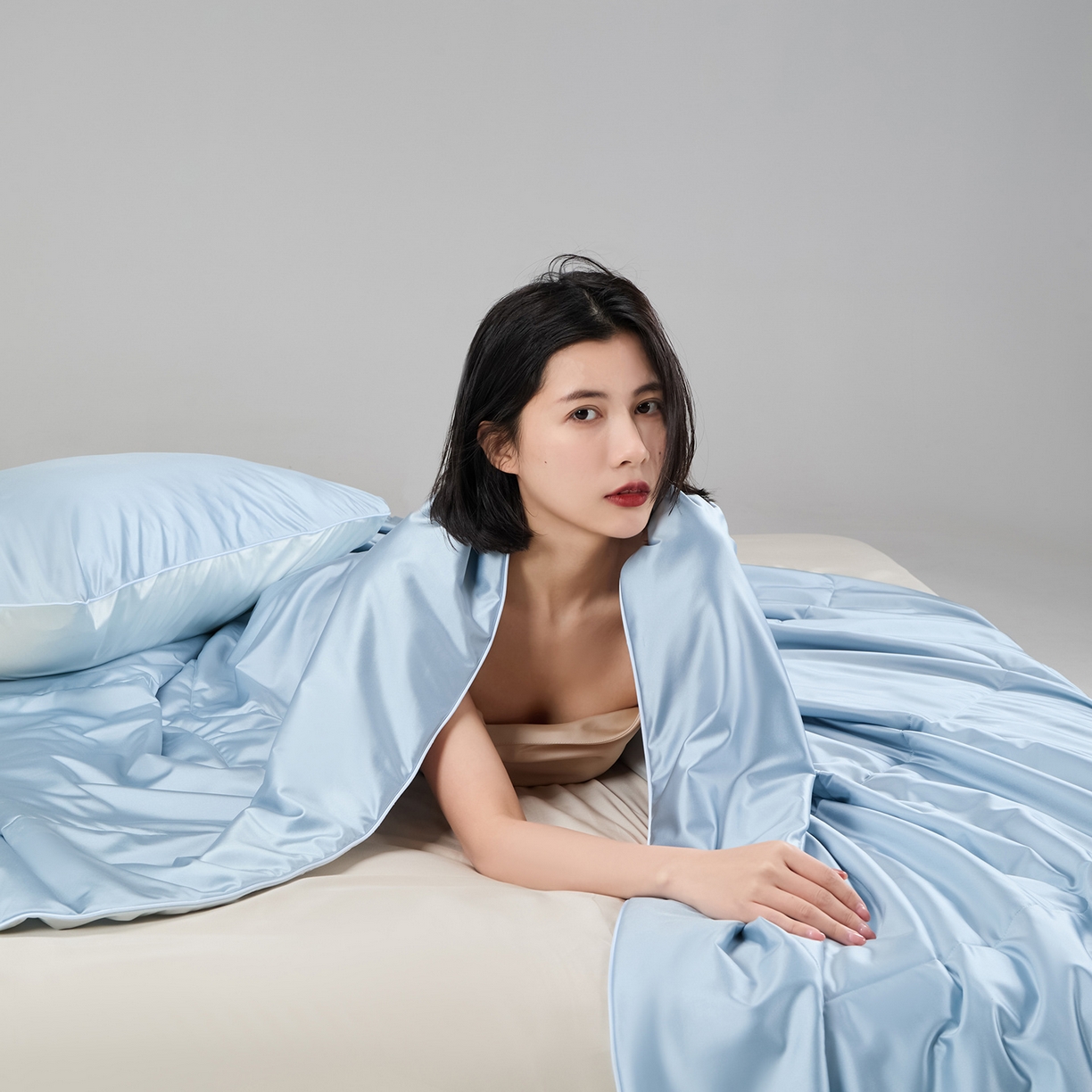 91家纺网 家纺一手货源 找家纺 CINNY馨宜 2026新款水光锦氨凉感夏被空调被夏凉被 宁静蓝