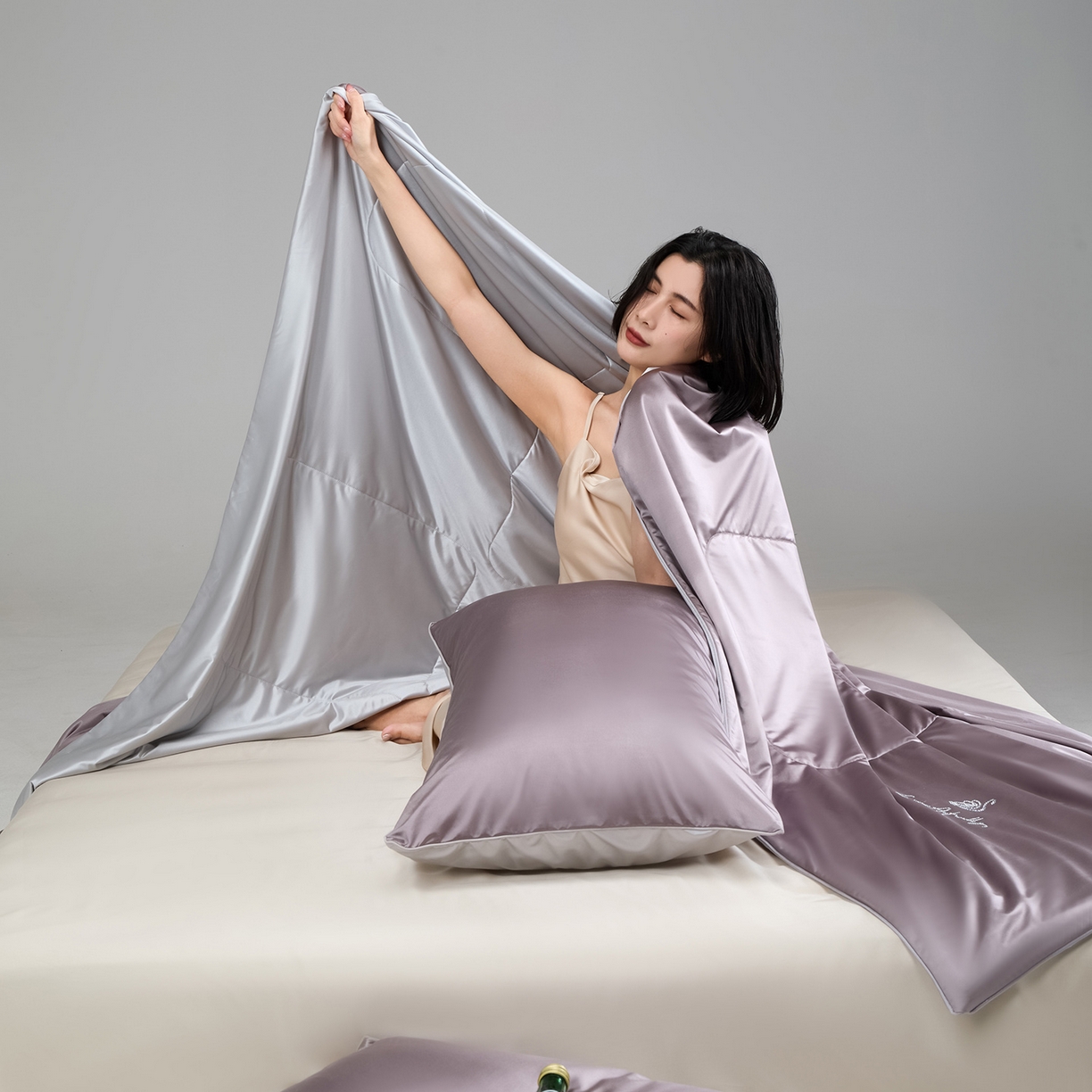 91家纺网 家纺一手货源 找家纺 CINNY馨宜 2026新款水光锦氨凉感夏被空调被夏凉被 凝夜紫