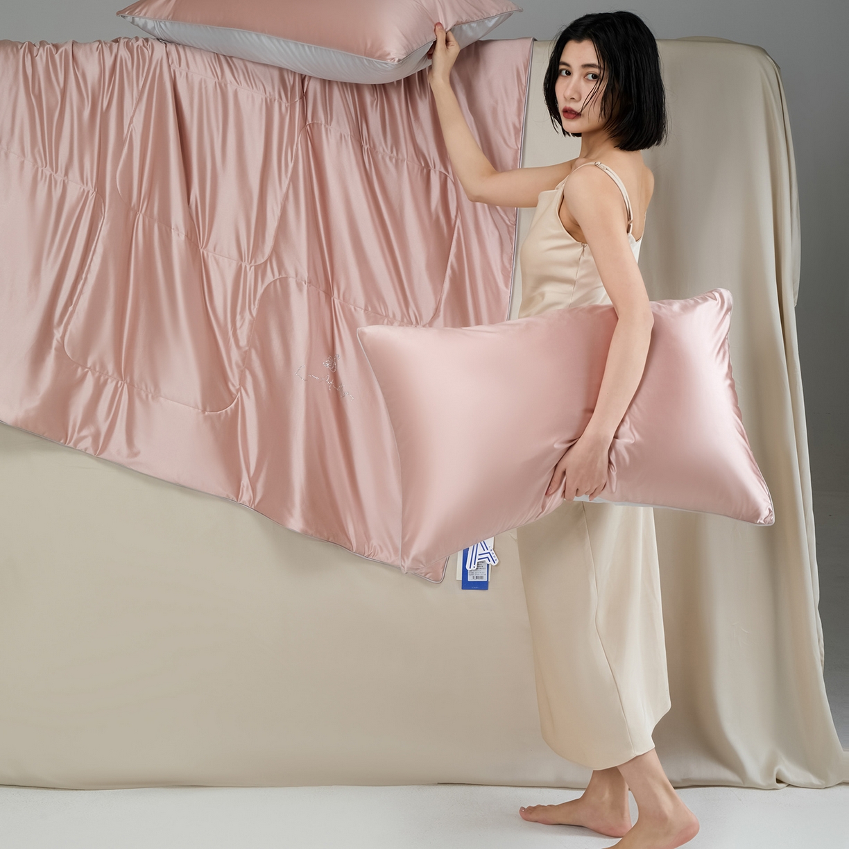 91家纺网 家纺一手货源 找家纺 CINNY馨宜 2026新款水光锦氨凉感夏被空调被夏凉被 山樱粉