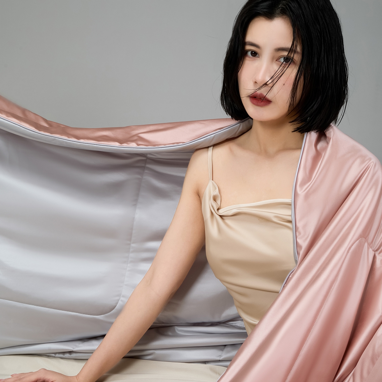 91家纺网 家纺一手货源 找家纺 CINNY馨宜 2026新款水光锦氨凉感夏被空调被夏凉被 山樱粉