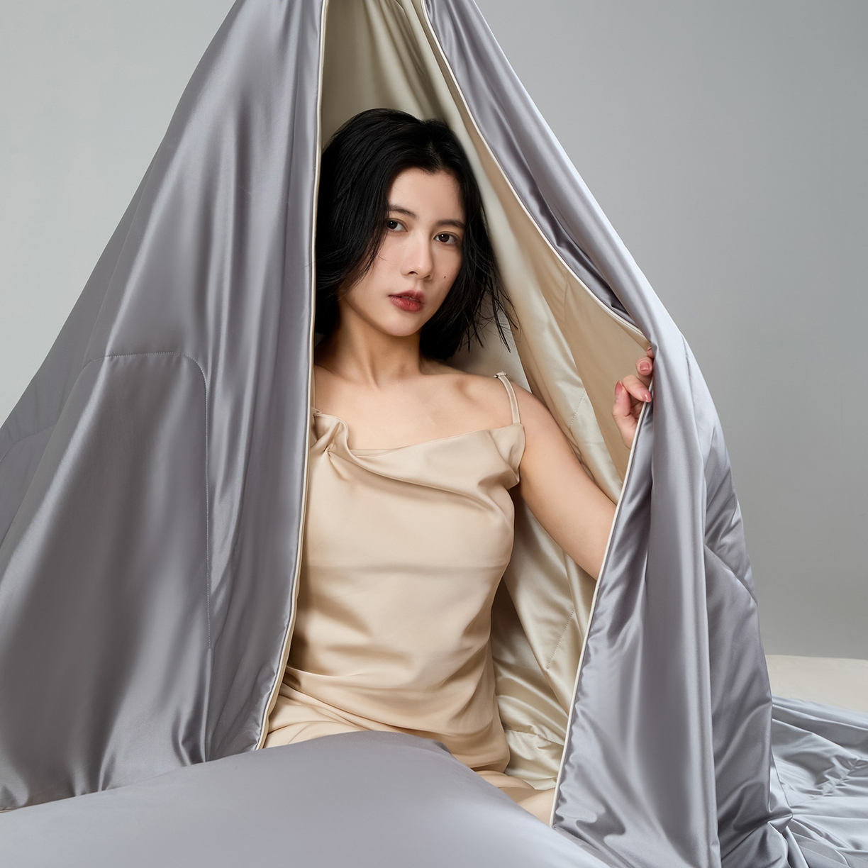 91家纺网 家纺一手货源 找家纺 CINNY馨宜 2026新款水光锦氨凉感夏被空调被夏凉被 西风灰