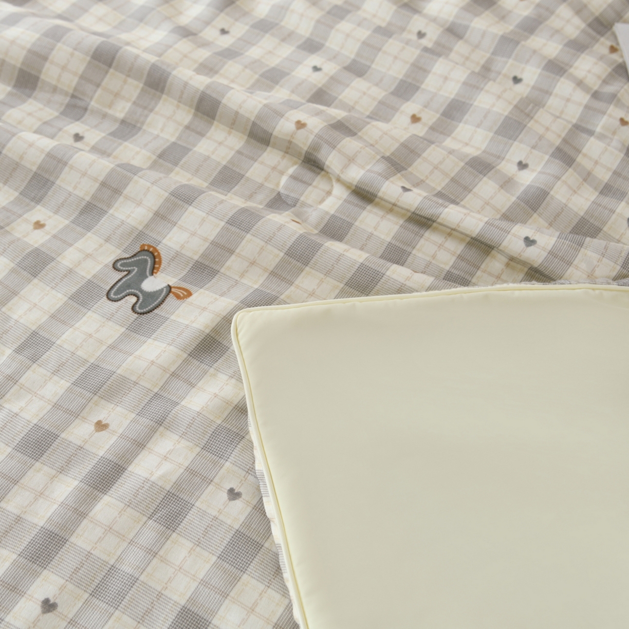 91家纺网 家纺一手货源 找家纺 CINNY馨宜 2026新款双层纱锦氨凉感夏被双面睡感夏被 格间甜驹-咖