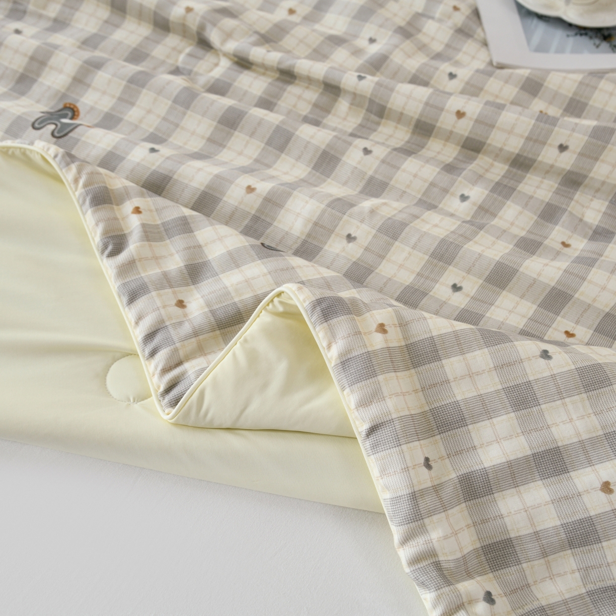 91家纺网 家纺一手货源 找家纺 CINNY馨宜 2026新款双层纱锦氨凉感夏被双面睡感夏被 格间甜驹-咖