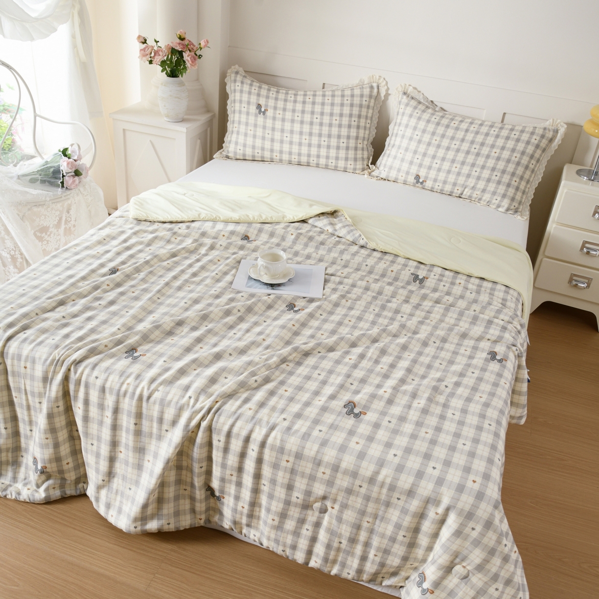 91家纺网 家纺一手货源 找家纺 CINNY馨宜 2026新款双层纱锦氨凉感夏被双面睡感夏被 格间甜驹-咖