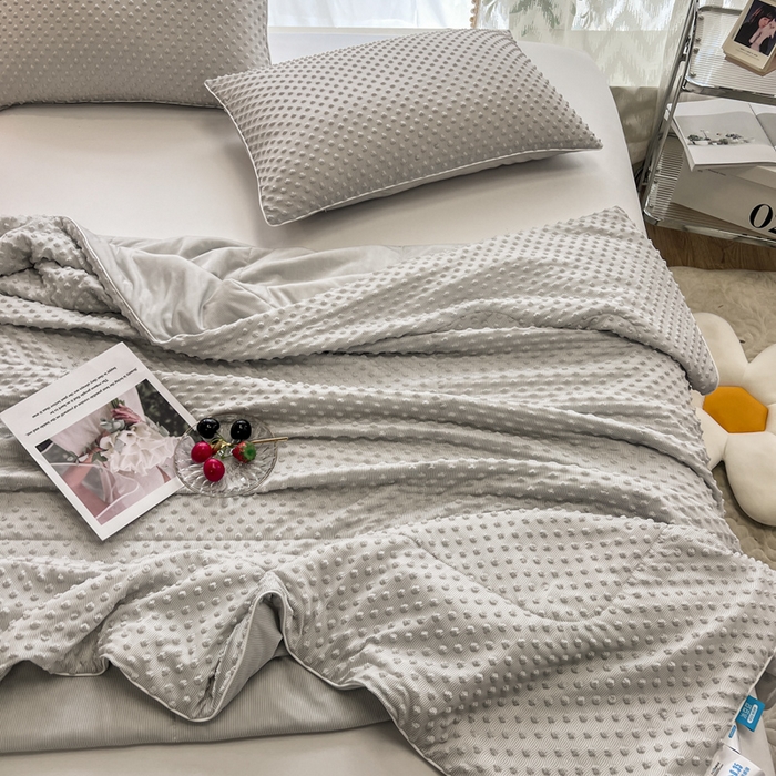 91家纺网 家纺一手货源 找家纺 库里梦家纺 2026新款3D按摩冰豆豆凉感夏被夏凉被空调被 冰豆灰