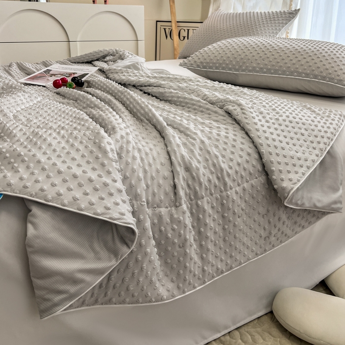 91家纺网 家纺一手货源 找家纺 库里梦家纺 2026新款3D按摩冰豆豆凉感夏被夏凉被空调被 冰豆灰